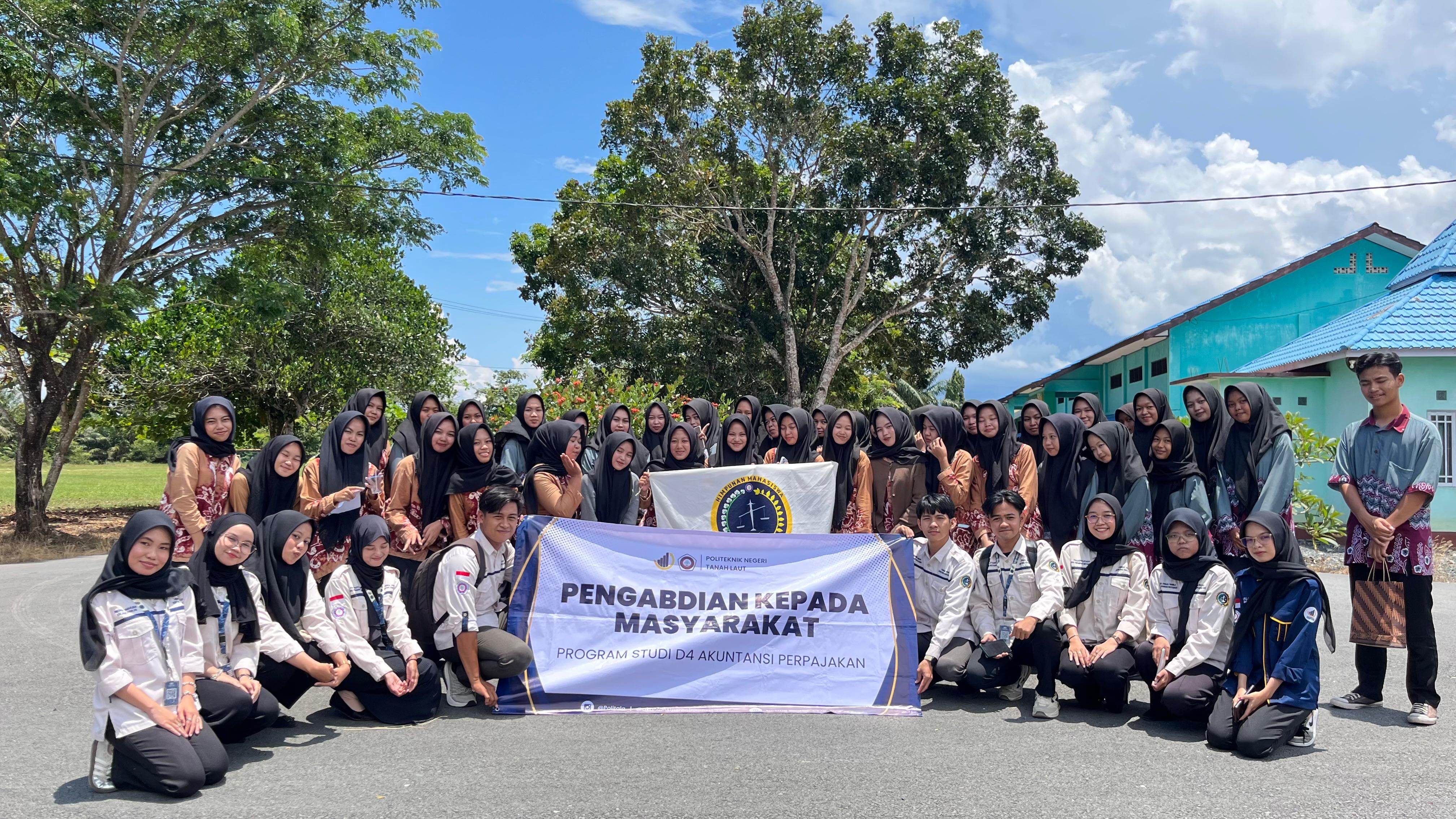 HIMA Akuntansi Perpajakan Politala Jadi Garda Muda Relawan Pajak di SMK 1 Takisung